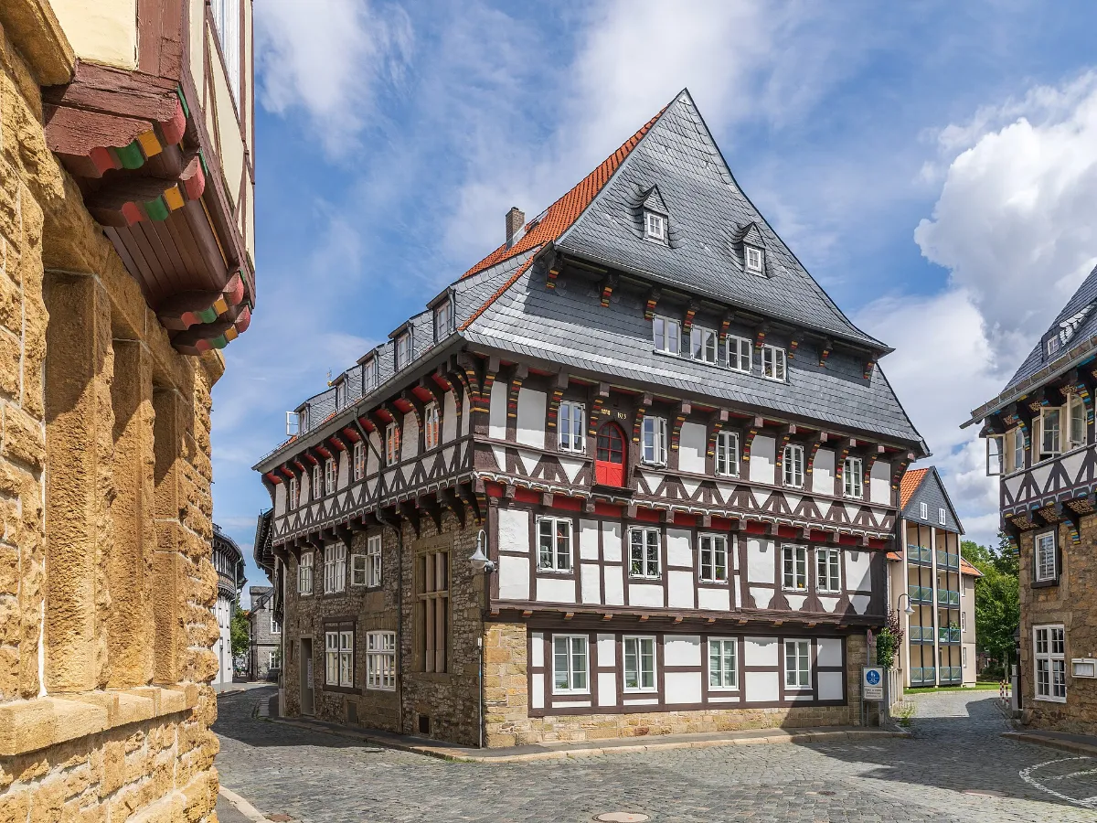 Historisches Fachwerkhaus mit Schieferdach in Goslar