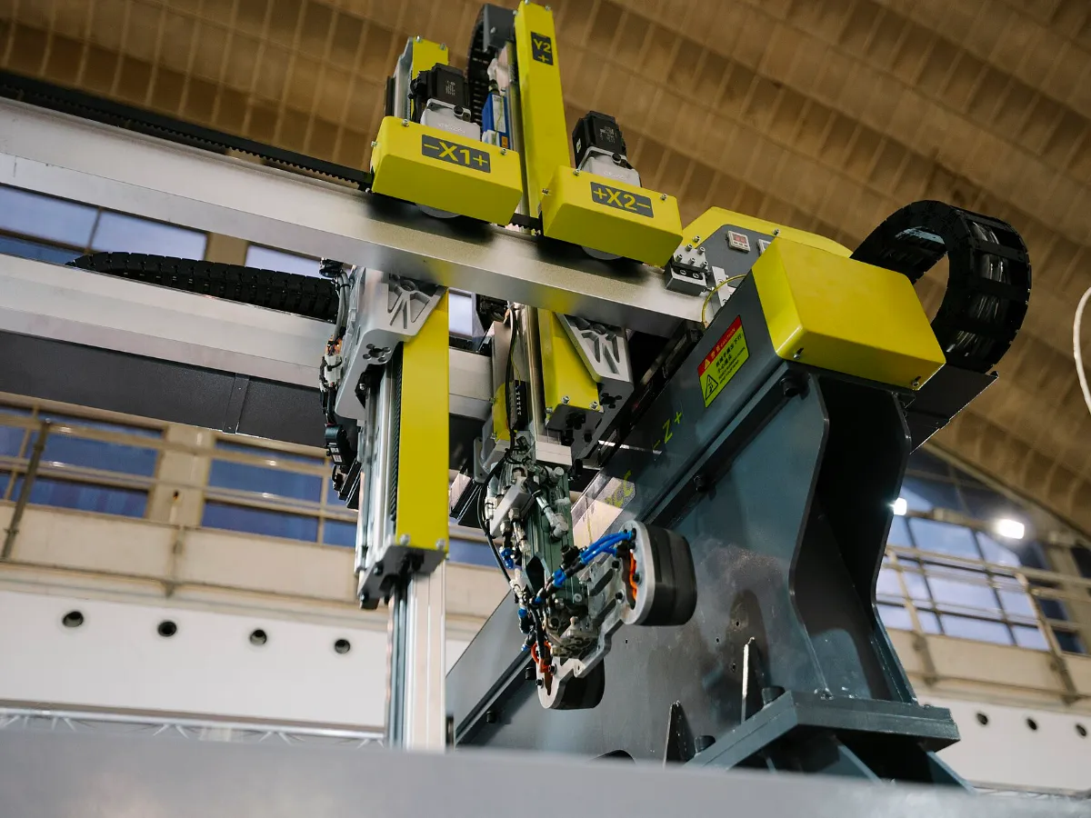Portalroboter bei der Arbeit in einer großen Industriehalle