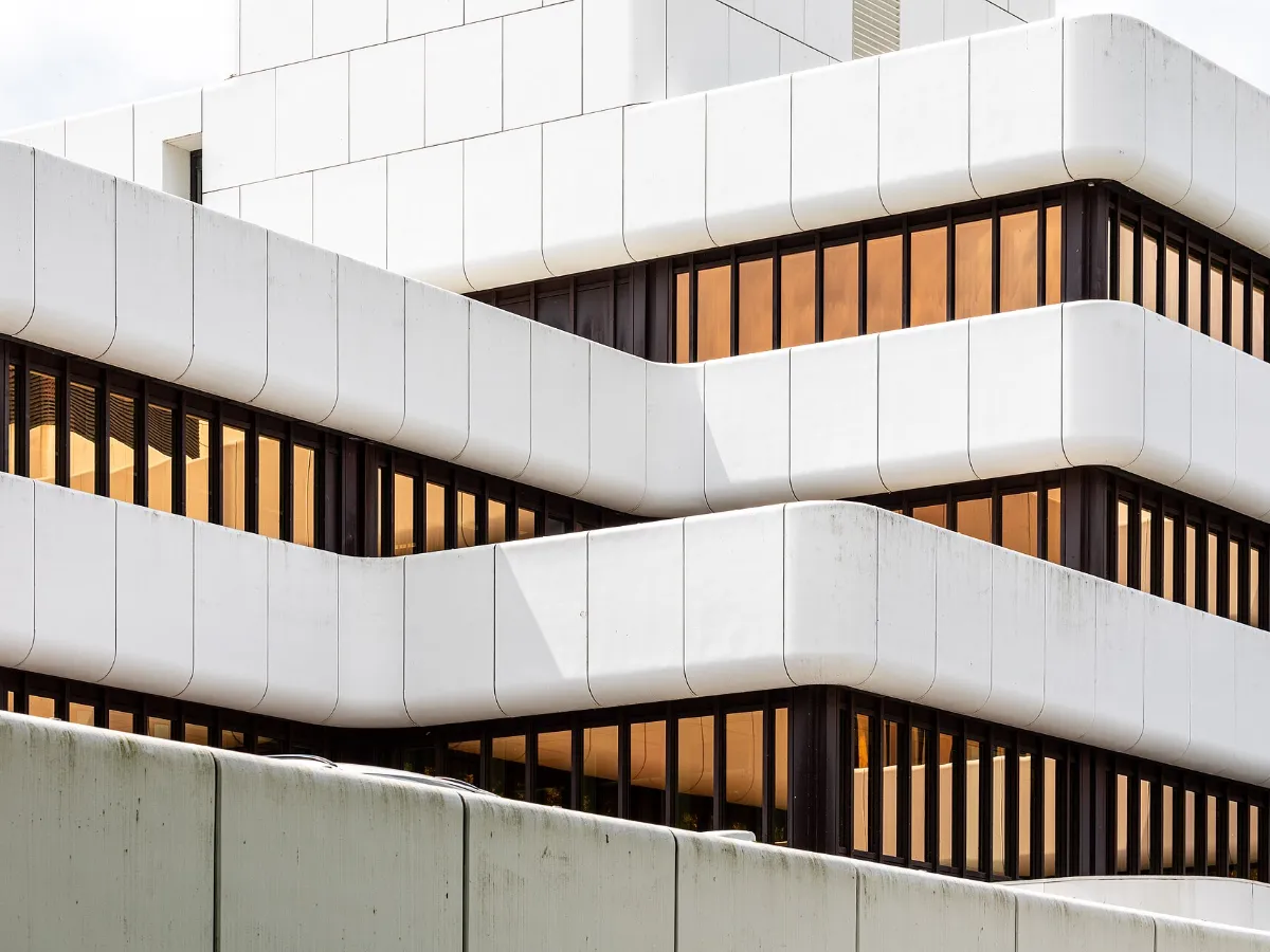 Weiße Bandfassade eines modernen Bürogebäudes