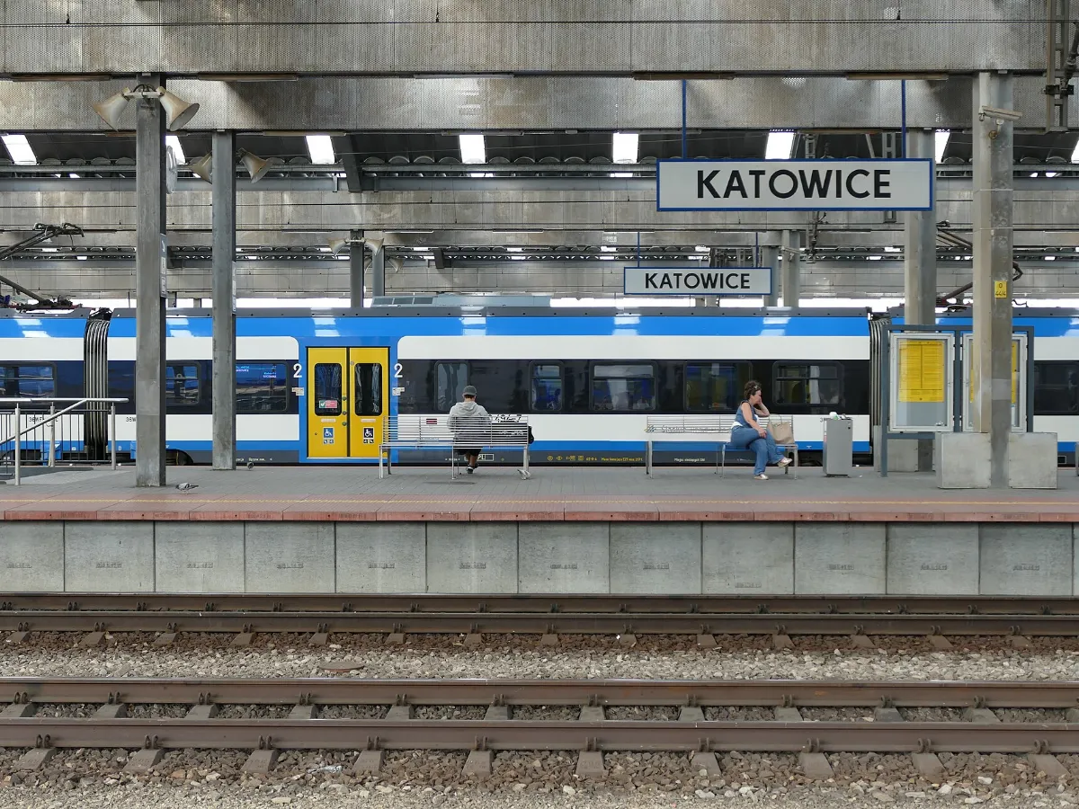 Moderner Bahnsteig mit einem Regionalzug