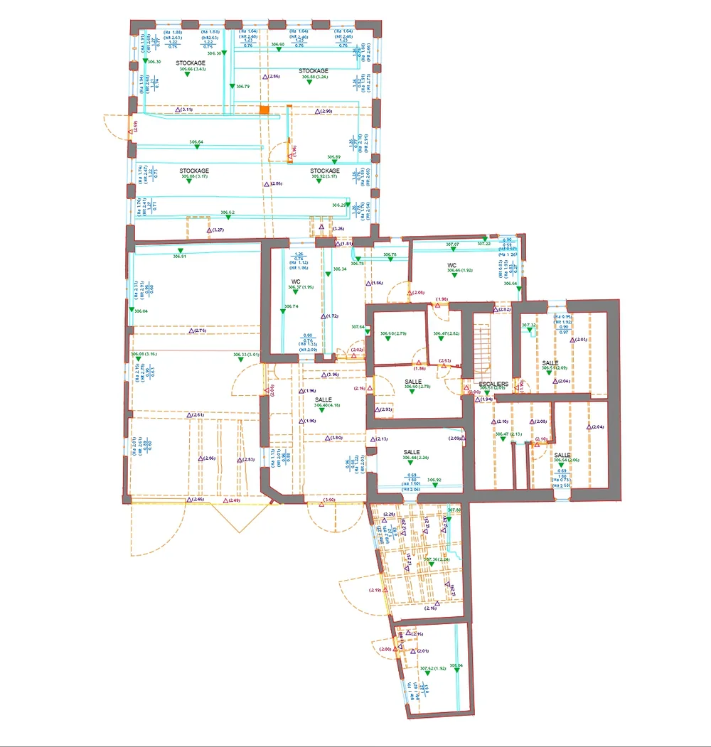 Dasselbe Geschoss als 2D-CAD-Plan mit Wänden, Türen, Raumnamen und Höhenangaben